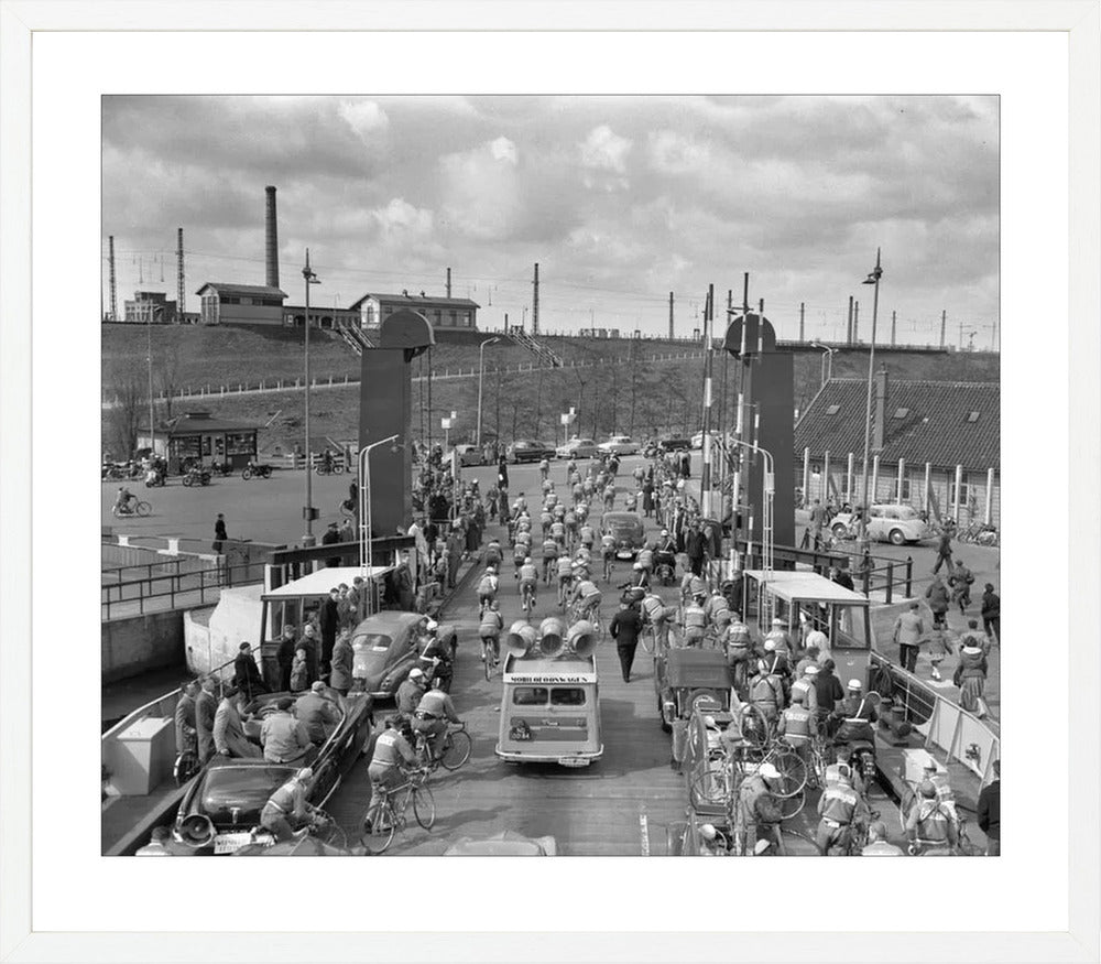 Ronde van Nederland op de pont bij Hembrug - 1955