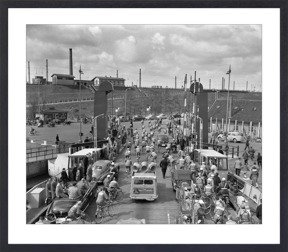 Ronde van Nederland op de pont bij Hembrug - 1955
