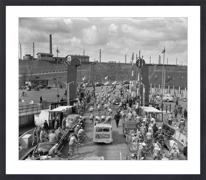 Ronde van Nederland op de pont bij Hembrug - 1955