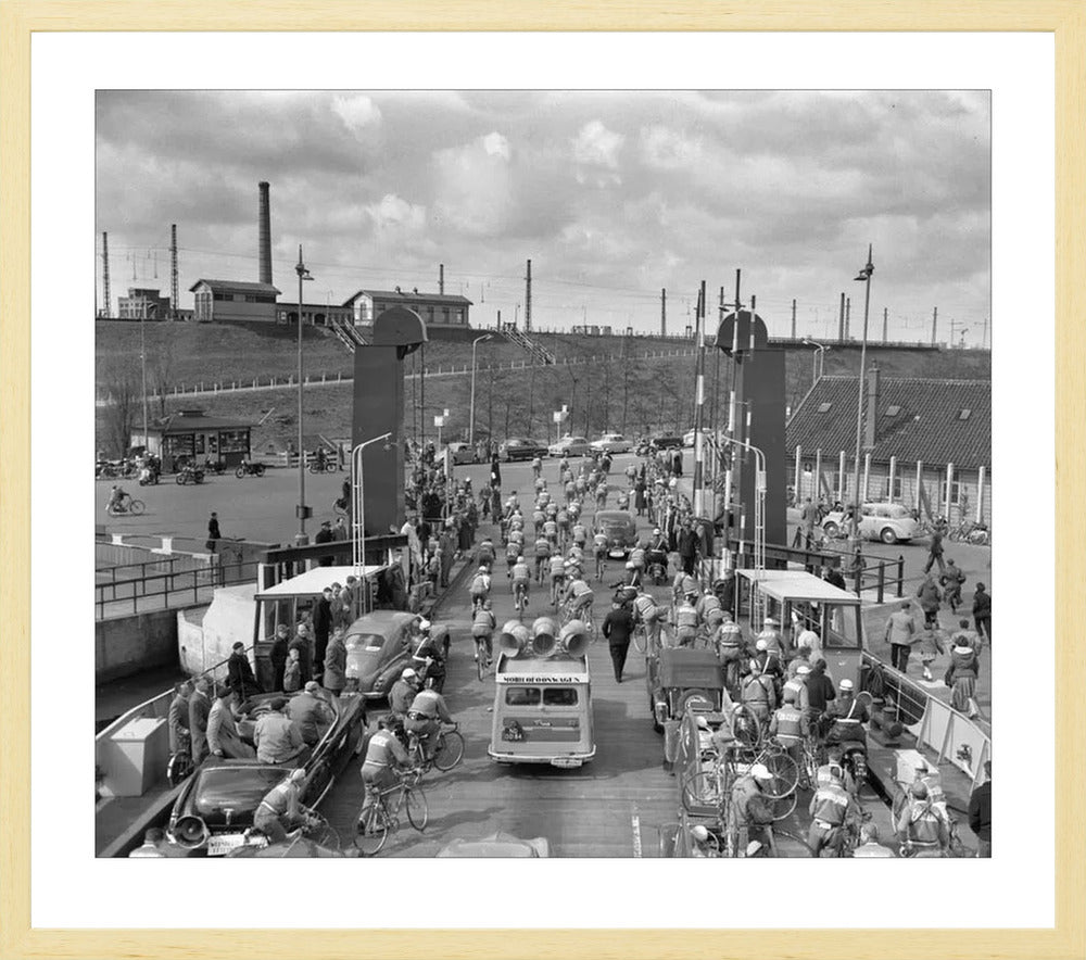 Ronde van Nederland op de pont bij Hembrug - 1955