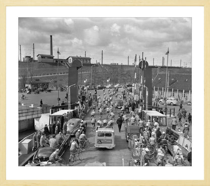 Ronde van Nederland op de pont bij Hembrug - 1955