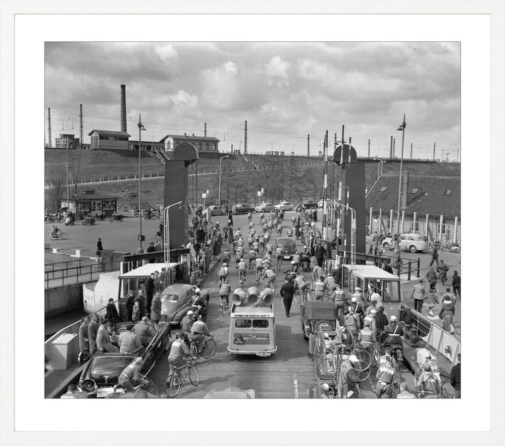 Ronde van Nederland op de pont bij Hembrug - 1955