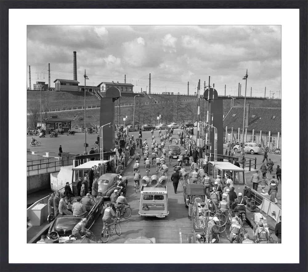Ronde van Nederland op de pont bij Hembrug - 1955