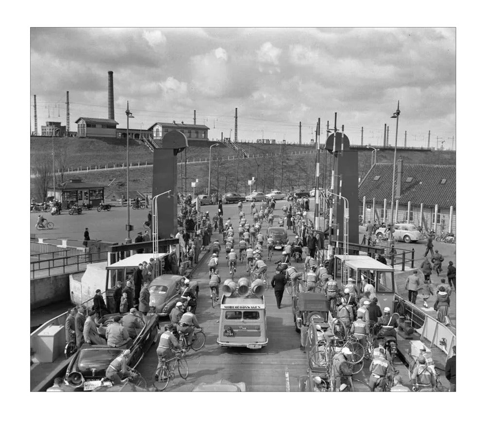 Ronde van Nederland op de pont bij Hembrug - 1955