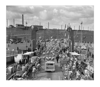 Ronde van Nederland op de pont bij Hembrug - 1955