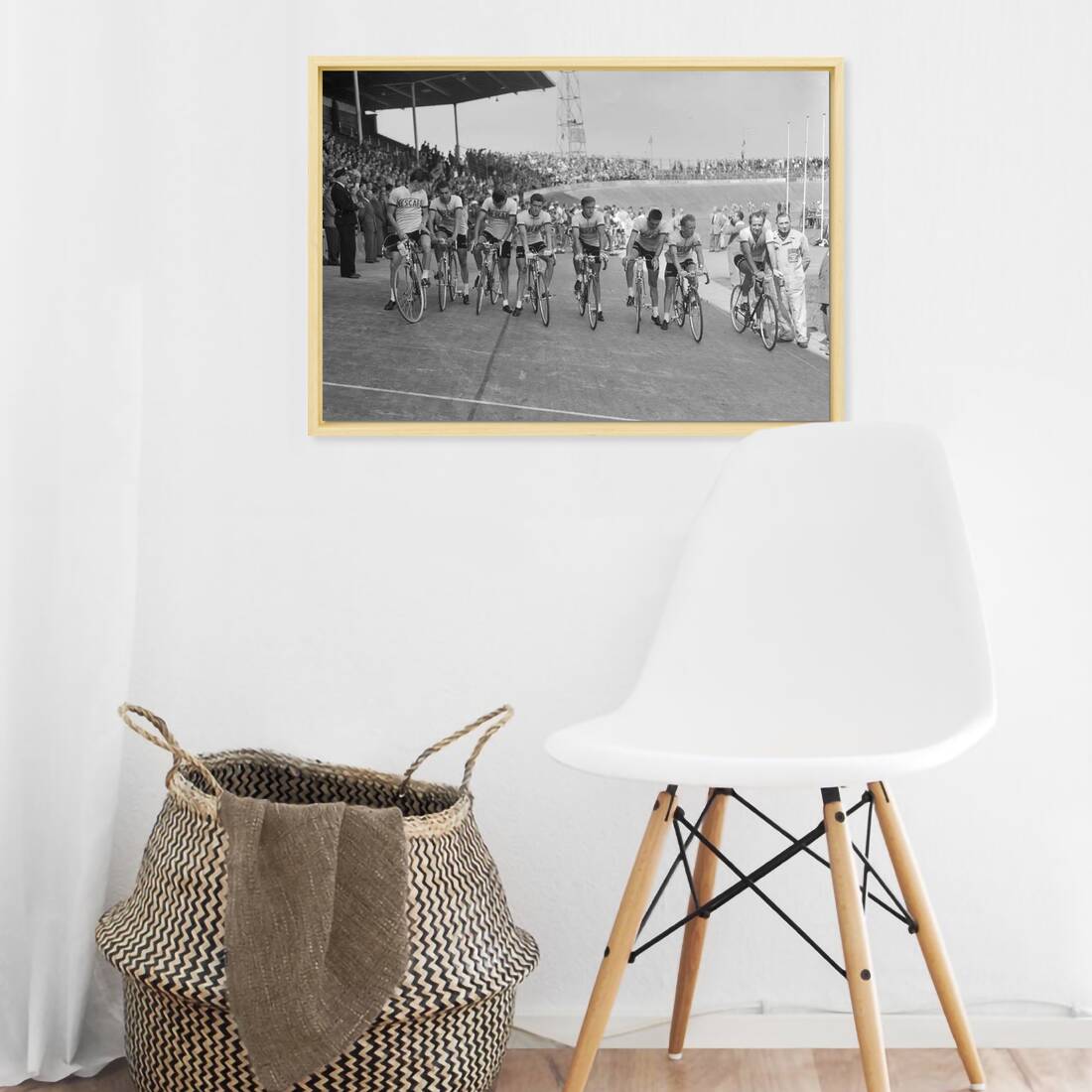 Zwart-witfoto uit 1956 van de start van de Ronde van Nederland vanuit het Galgenwaard Stadion in Utrecht. – canvas naturel baklijst in keuken