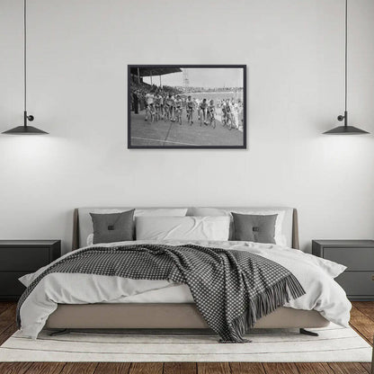 Zwart-witfoto uit 1956 van de start van de Ronde van Nederland vanuit het Galgenwaard Stadion in Utrecht. – canvas zwarte baklijst in slaapkamer