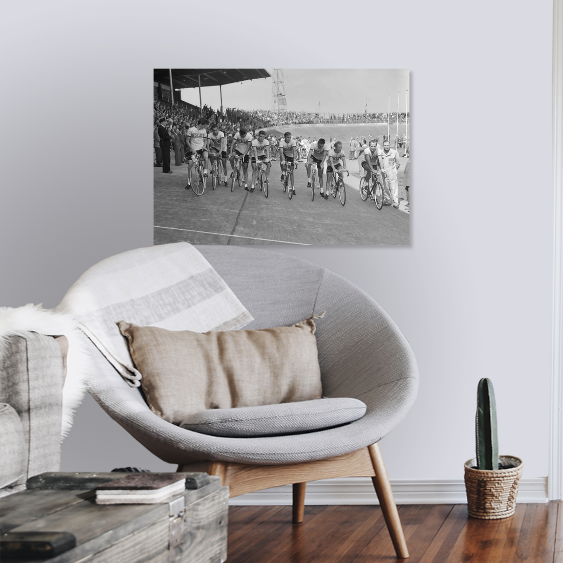 Zwart-witfoto uit 1956 van de start van de Ronde van Nederland vanuit het Galgenwaard Stadion in Utrecht. – canvas zonder lijst in leeshoek