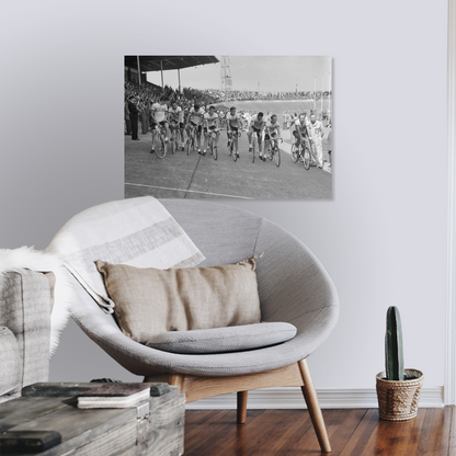 Zwart-witfoto uit 1956 van de start van de Ronde van Nederland vanuit het Galgenwaard Stadion in Utrecht. – canvas zonder lijst in leeshoek