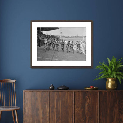 Zwart-witfoto uit 1956 van de start van de Ronde van Nederland vanuit het Galgenwaard Stadion in Utrecht. – donkerbruine wissellijst in woonkamer