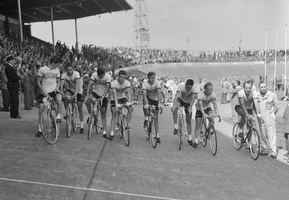 Zwart-witfoto uit 1956 van de start van de Ronde van Nederland vanuit het Galgenwaard Stadion in Utrecht.