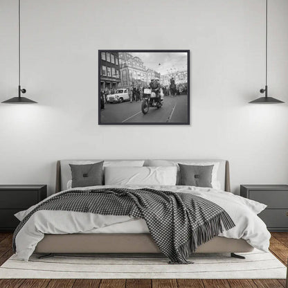 Zwart-witfoto uit 1959 van een motorrijder op de eerste Dam tot Damloop tussen Amsterdam en Zaandam. – canvas zwarte baklijst in slaapkamer