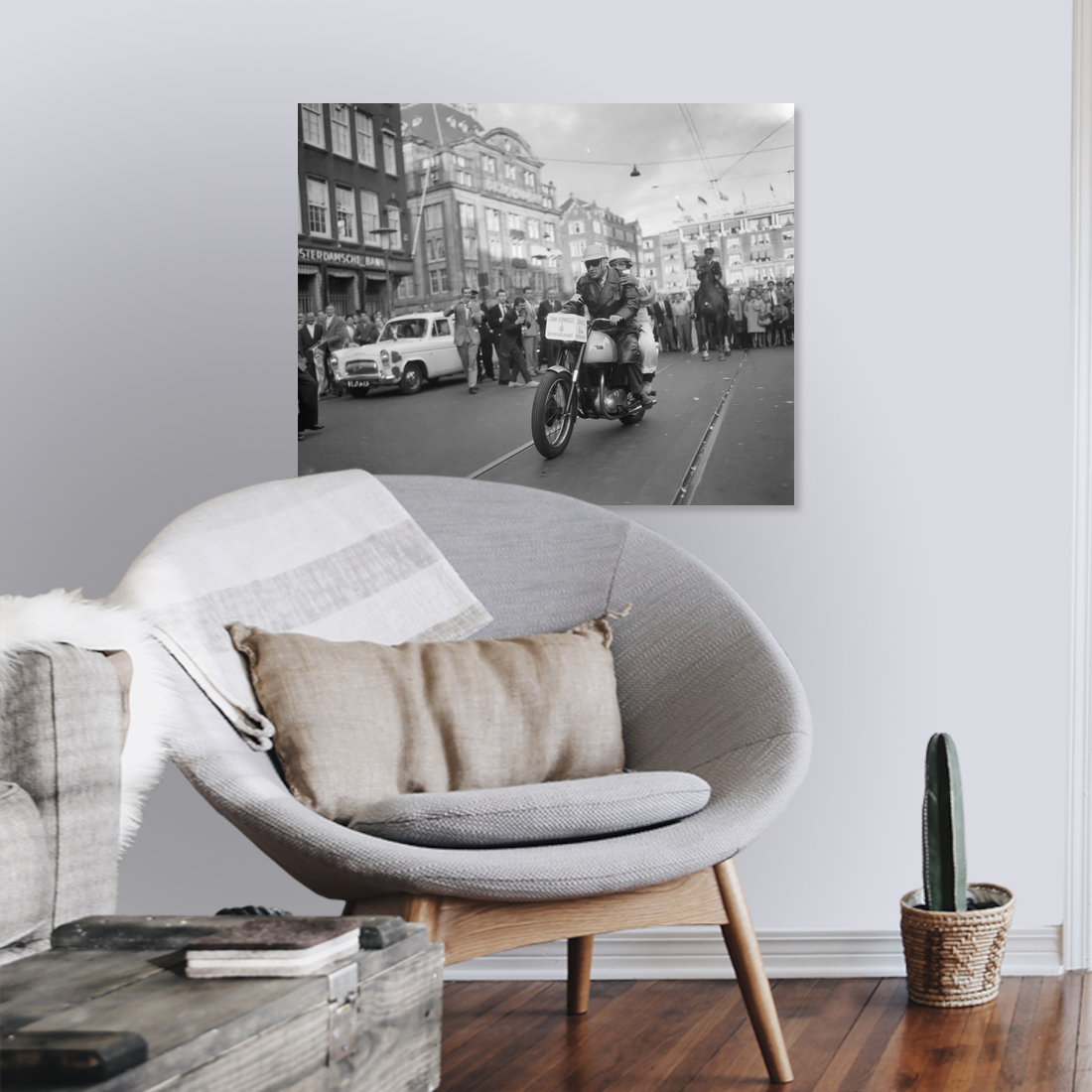 Zwart-witfoto uit 1959 van een motorrijder op de eerste Dam tot Damloop tussen Amsterdam en Zaandam. – canvas zonder lijst in leeshoek