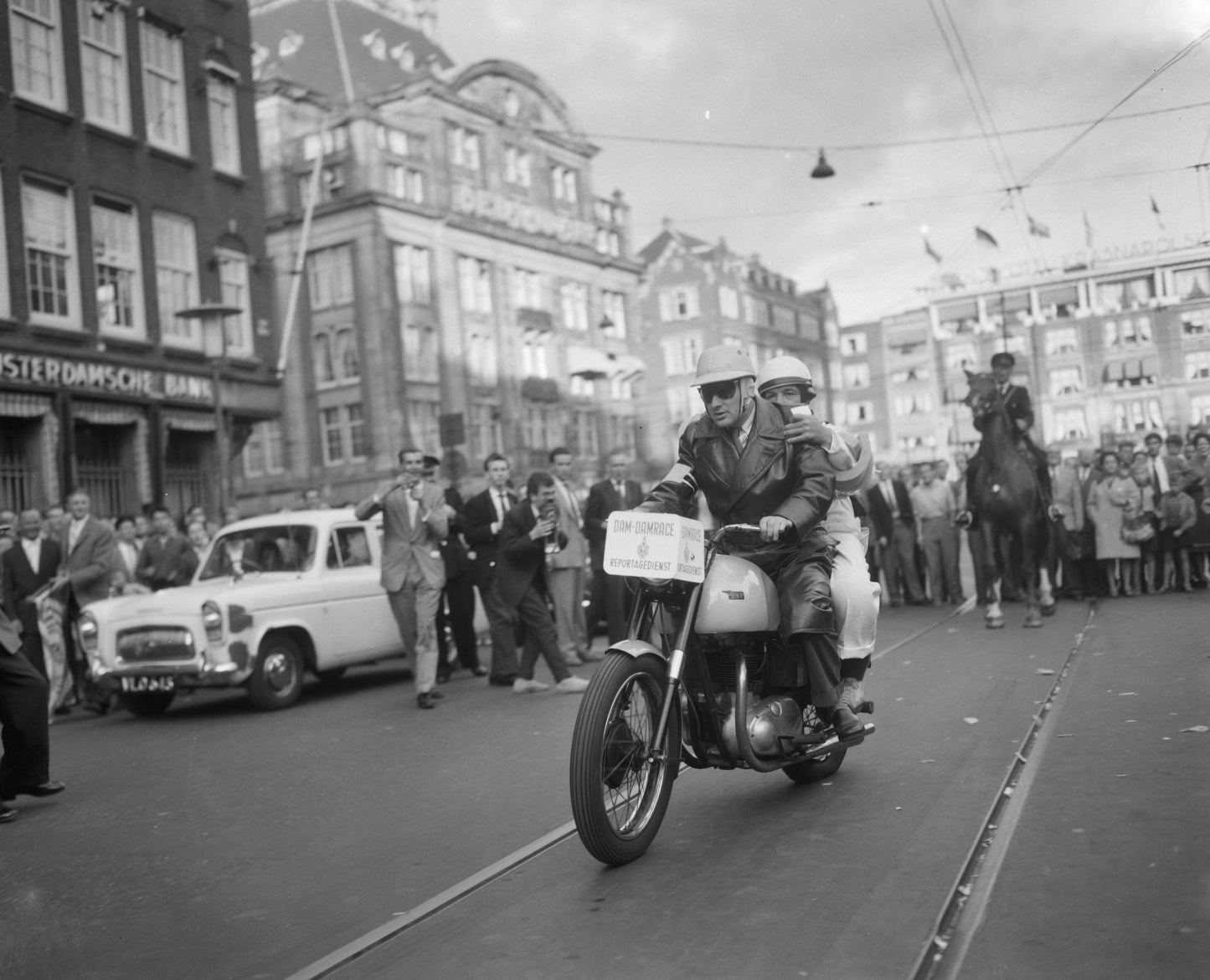 Zwart-witfoto uit 1959 van een motorrijder op de eerste Dam tot Damloop tussen Amsterdam en Zaandam.