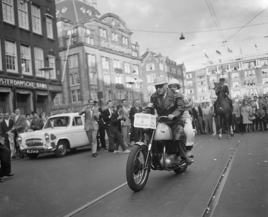 Zwart-witfoto uit 1959 van een motorrijder op de eerste Dam tot Damloop tussen Amsterdam en Zaandam.