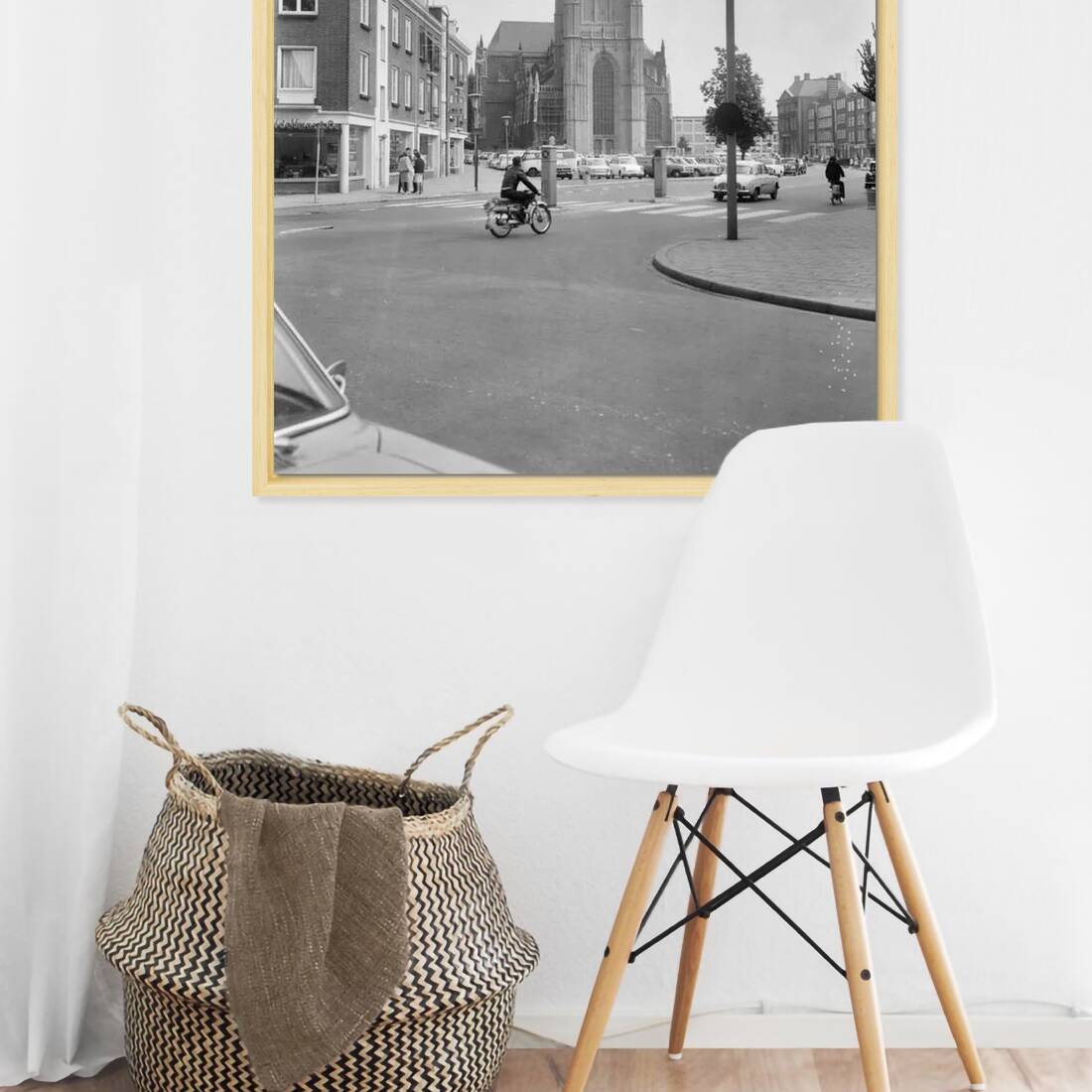 Zwart-witfoto uit 1965 van de Eusebiuskerk in Arnhem, gezien vanaf de Kleine Oord. – canvas naturel baklijst in keuken