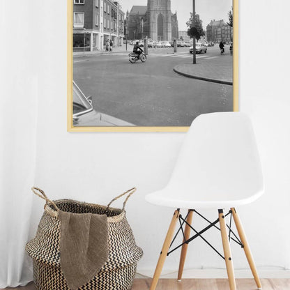 Zwart-witfoto uit 1965 van de Eusebiuskerk in Arnhem, gezien vanaf de Kleine Oord. – canvas naturel baklijst in keuken
