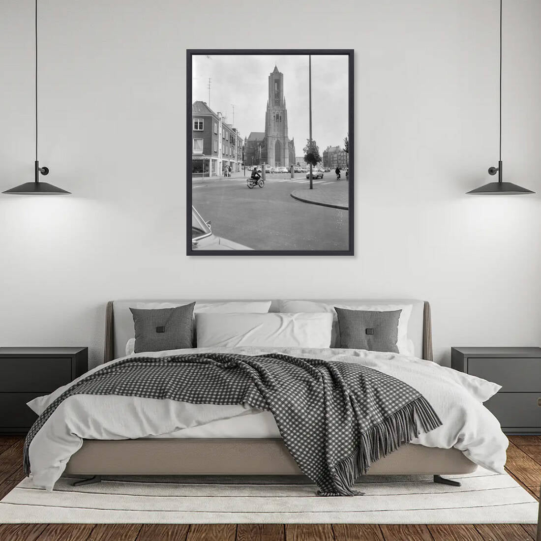 Zwart-witfoto uit 1965 van de Eusebiuskerk in Arnhem, gezien vanaf de Kleine Oord. – canvas zwarte baklijst in slaapkamer
