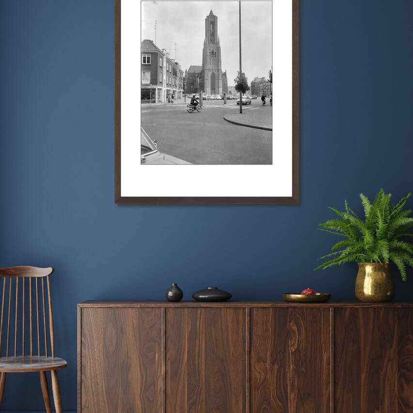 Zwart-witfoto uit 1965 van de Eusebiuskerk in Arnhem, gezien vanaf de Kleine Oord. – donkerbruine wissellijst in woonkamer