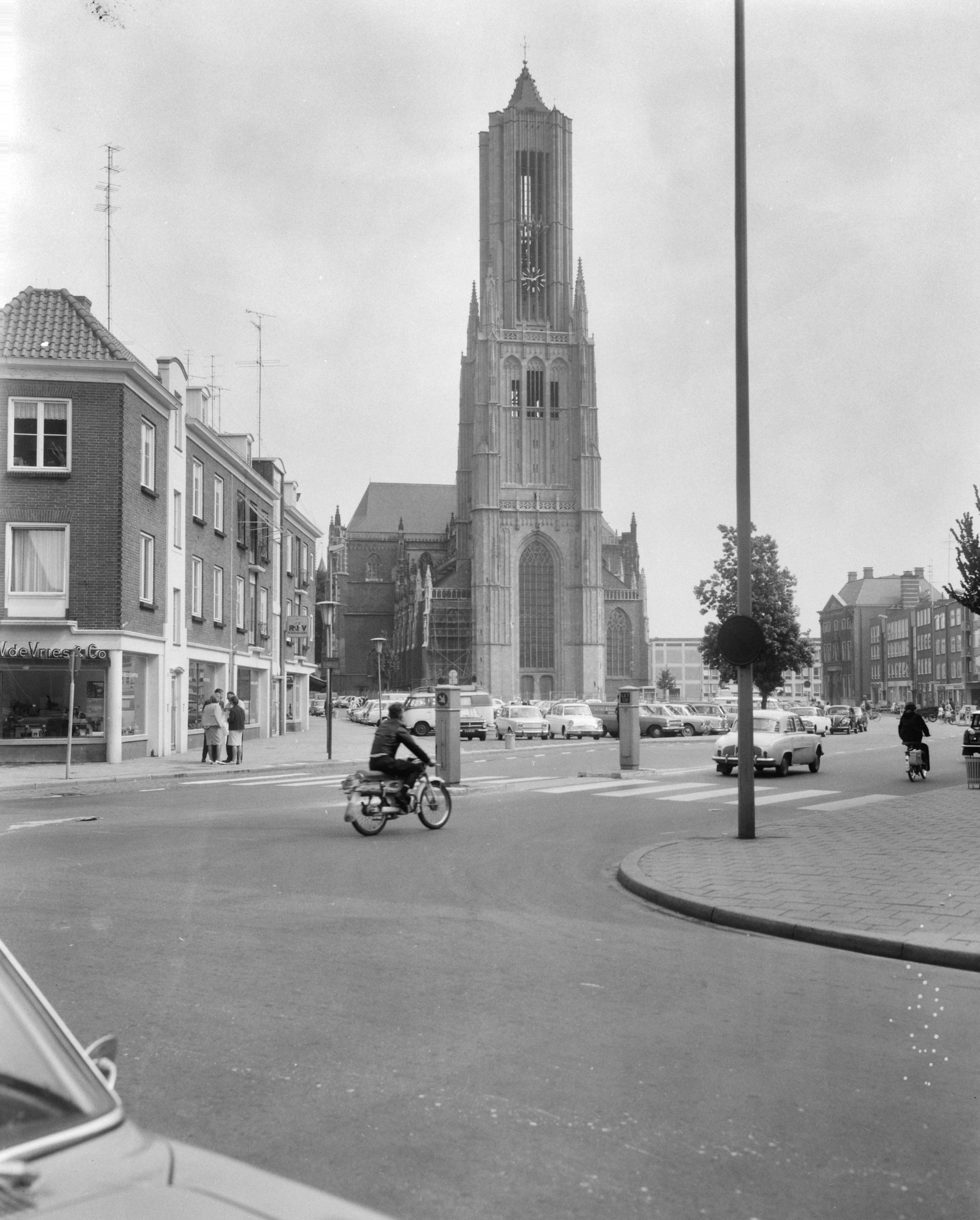Zwart-witfoto uit 1965 van de Eusebiuskerk in Arnhem, gezien vanaf de Kleine Oord.