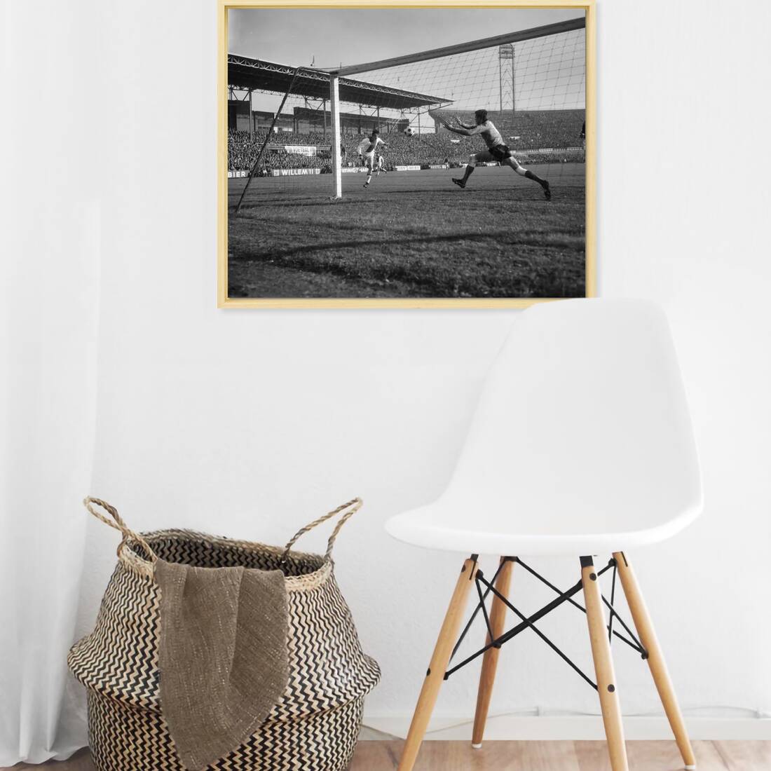 Zwart-witfoto uit 1965 van Johan Cruijff in actie tijdens een wedstrijd voor Ajax in Amsterdam. – canvas naturel baklijst in keuken