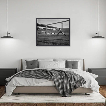 Zwart-witfoto uit 1965 van Johan Cruijff in actie tijdens een wedstrijd voor Ajax in Amsterdam. – canvas zwarte baklijst in slaapkamer
