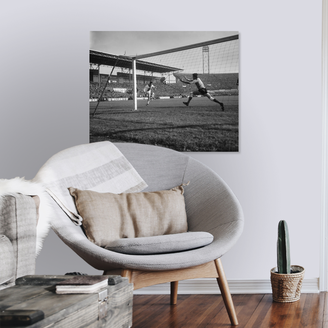 Zwart-witfoto uit 1965 van Johan Cruijff in actie tijdens een wedstrijd voor Ajax in Amsterdam. – canvas zonder lijst in leeshoek