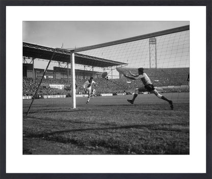 Johan Cruijff scoort in het Olympisch Stadion - 1965