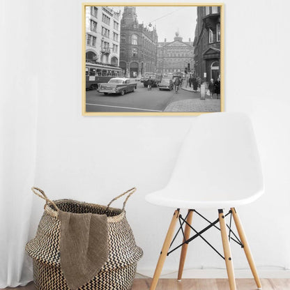 Zwart-witfoto uit 1965 van het Paleis op de Dam in Amsterdam, gezien vanuit de Raadhuisstraat. – canvas naturel baklijst in keuken