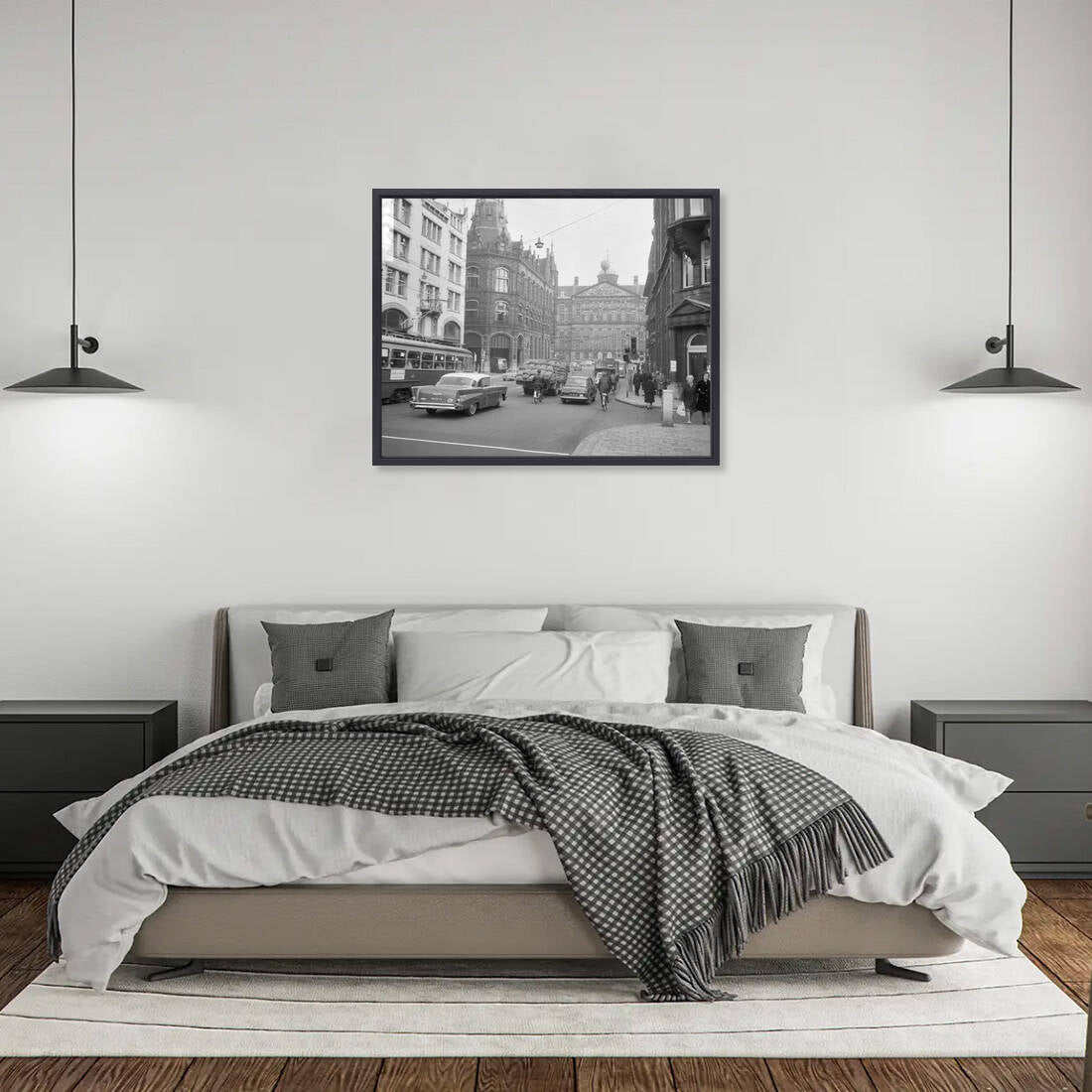 Zwart-witfoto uit 1965 van het Paleis op de Dam in Amsterdam, gezien vanuit de Raadhuisstraat. – canvas zwarte baklijst in slaapkamer