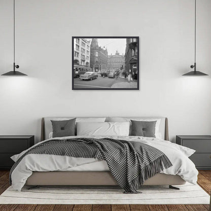 Zwart-witfoto uit 1965 van het Paleis op de Dam in Amsterdam, gezien vanuit de Raadhuisstraat. – canvas zwarte baklijst in slaapkamer