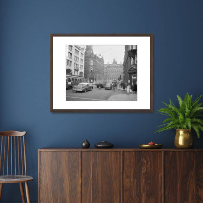 Zwart-witfoto uit 1965 van het Paleis op de Dam in Amsterdam, gezien vanuit de Raadhuisstraat. – donkerbruine wissellijst in woonkamer