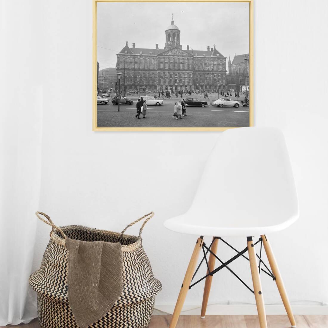 Zwart-witfoto uit 1965 van het vooraanzicht van het Paleis op de Dam in Amsterdam. – canvas naturel baklijst in keuken
