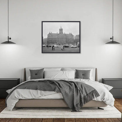 Zwart-witfoto uit 1965 van het vooraanzicht van het Paleis op de Dam in Amsterdam. – canvas zwarte baklijst in slaapkamer