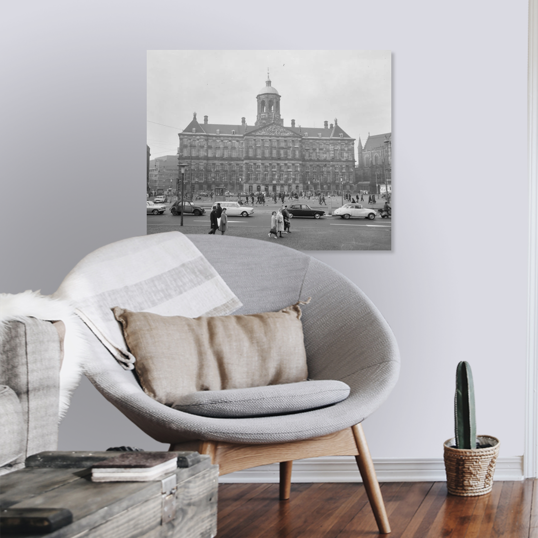 Zwart-witfoto uit 1965 van het vooraanzicht van het Paleis op de Dam in Amsterdam. – canvas zonder lijst in leeshoek