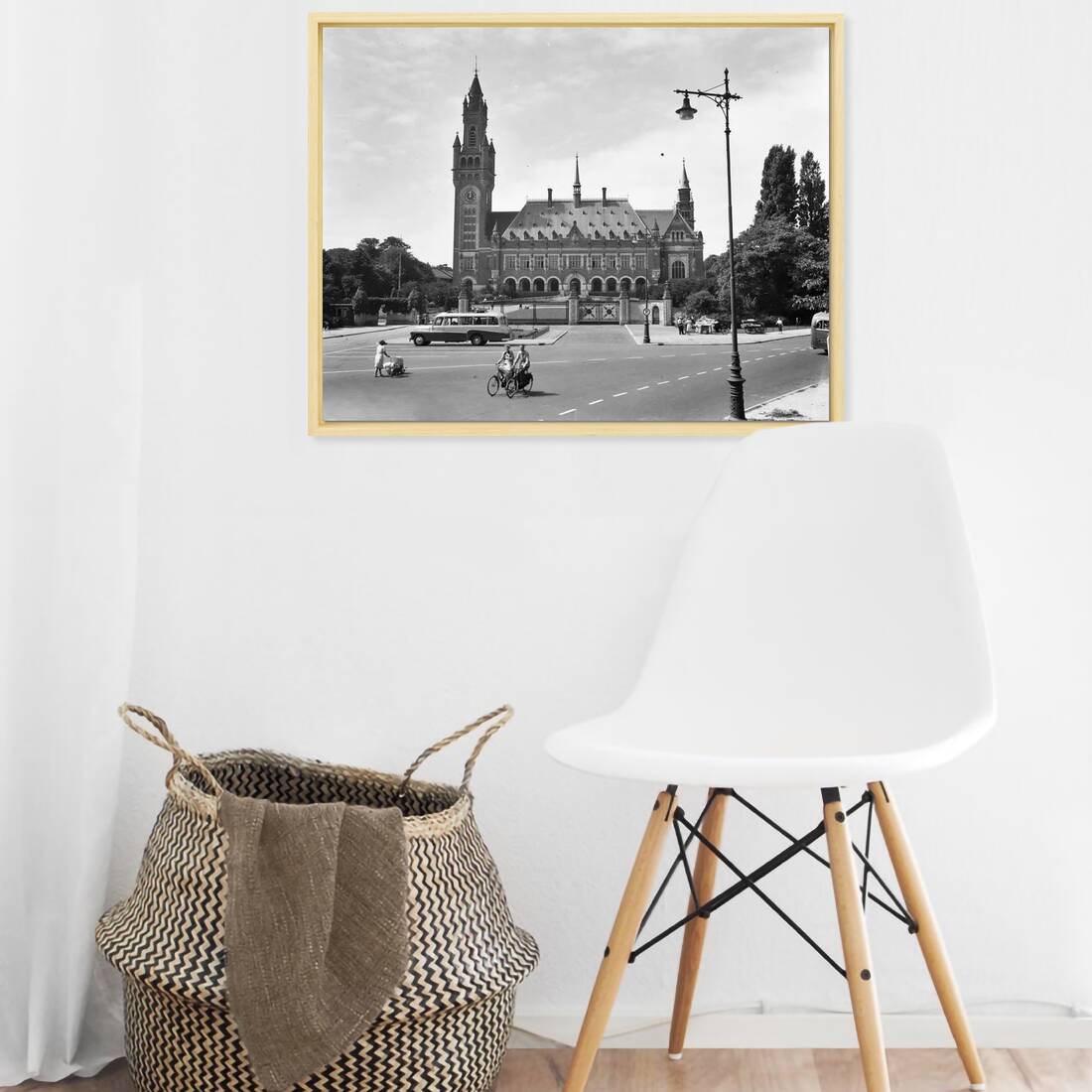 Zwart-witfoto uit 1952 van het Vredespaleis in Den Haag. – canvas naturel baklijst in keuken