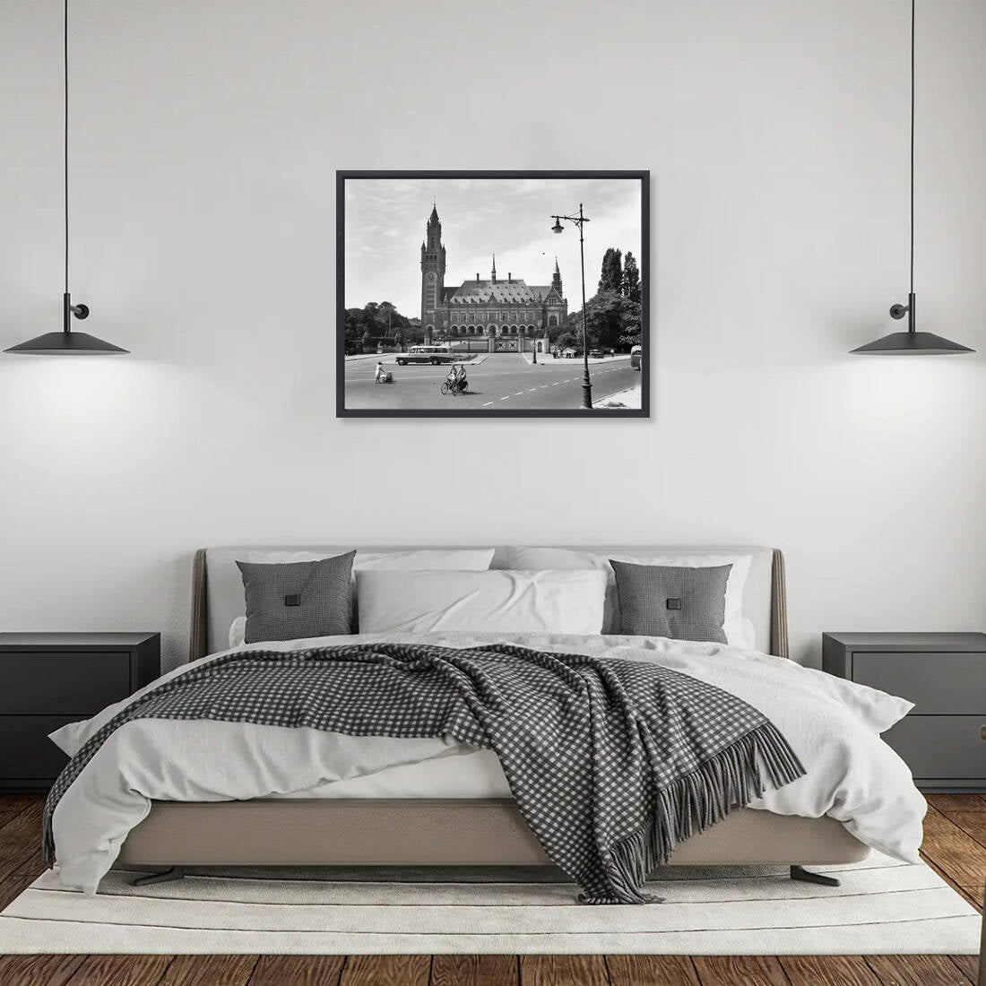 Zwart-witfoto uit 1952 van het Vredespaleis in Den Haag. – canvas zwarte baklijst in slaapkamer