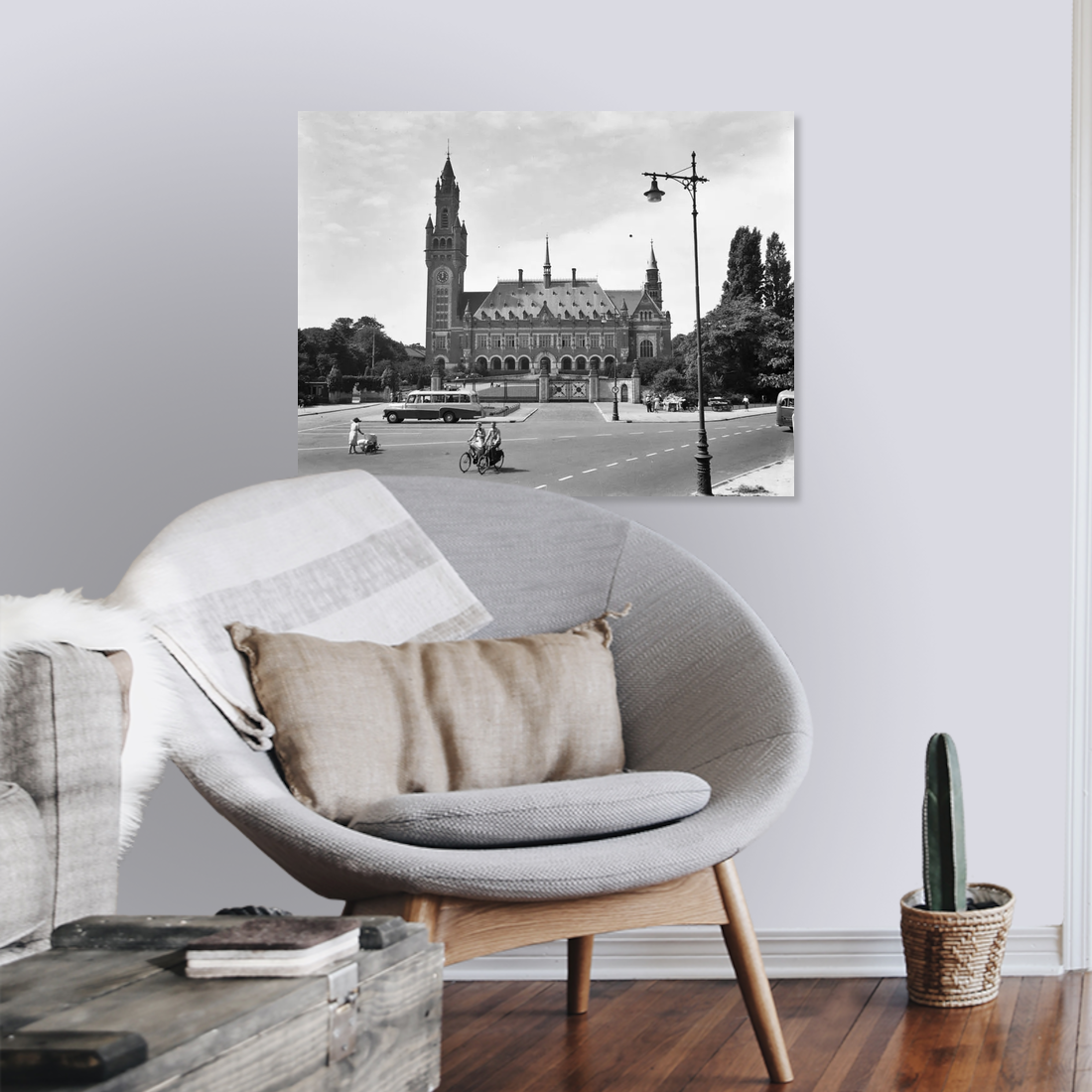 Zwart-witfoto uit 1952 van het Vredespaleis in Den Haag. – canvas zonder lijst in leeshoek