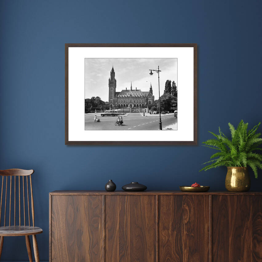 Zwart-witfoto uit 1952 van het Vredespaleis in Den Haag. – donkerbruine wissellijst in woonkamer
