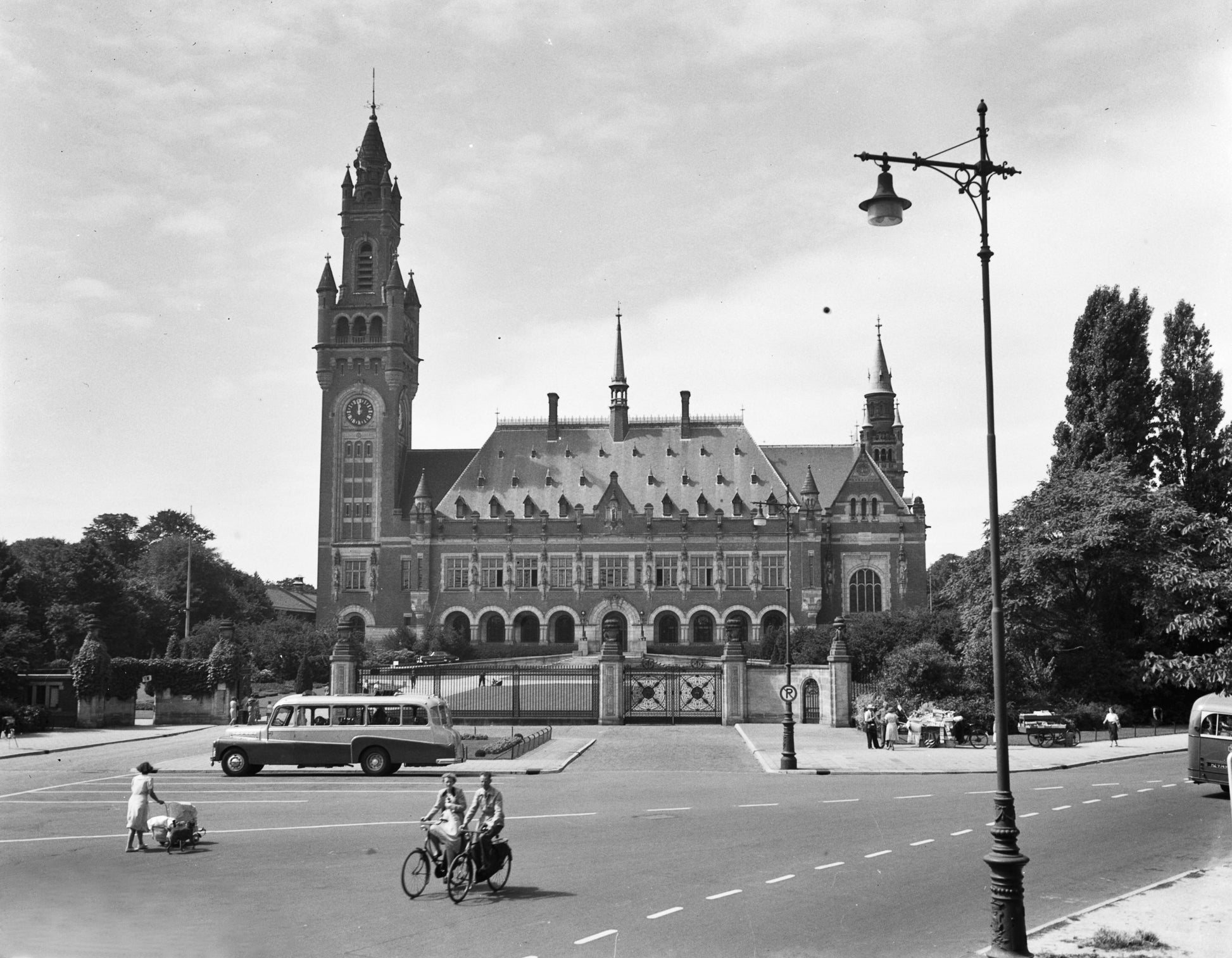 Zwart-witfoto uit 1952 van het Vredespaleis in Den Haag.