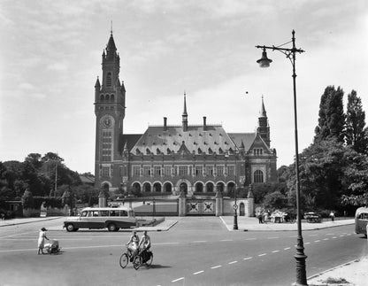 Zwart-witfoto uit 1952 van het Vredespaleis in Den Haag.