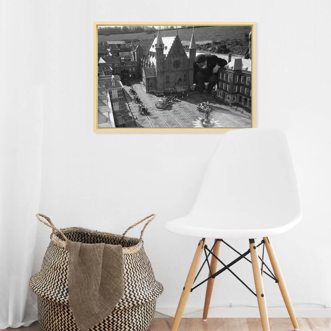 Zwart-witfoto uit 1961 van voorbereidingen voor de opening van Madurodam in Den Haag. – canvas naturel baklijst in keuken