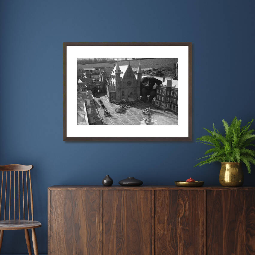Zwart-witfoto uit 1961 van voorbereidingen voor de opening van Madurodam in Den Haag. – donkerbruine wissellijst in woonkamer