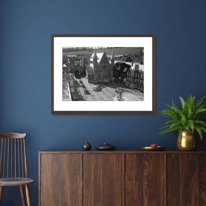 Zwart-witfoto uit 1961 van voorbereidingen voor de opening van Madurodam in Den Haag. – donkerbruine wissellijst in woonkamer
