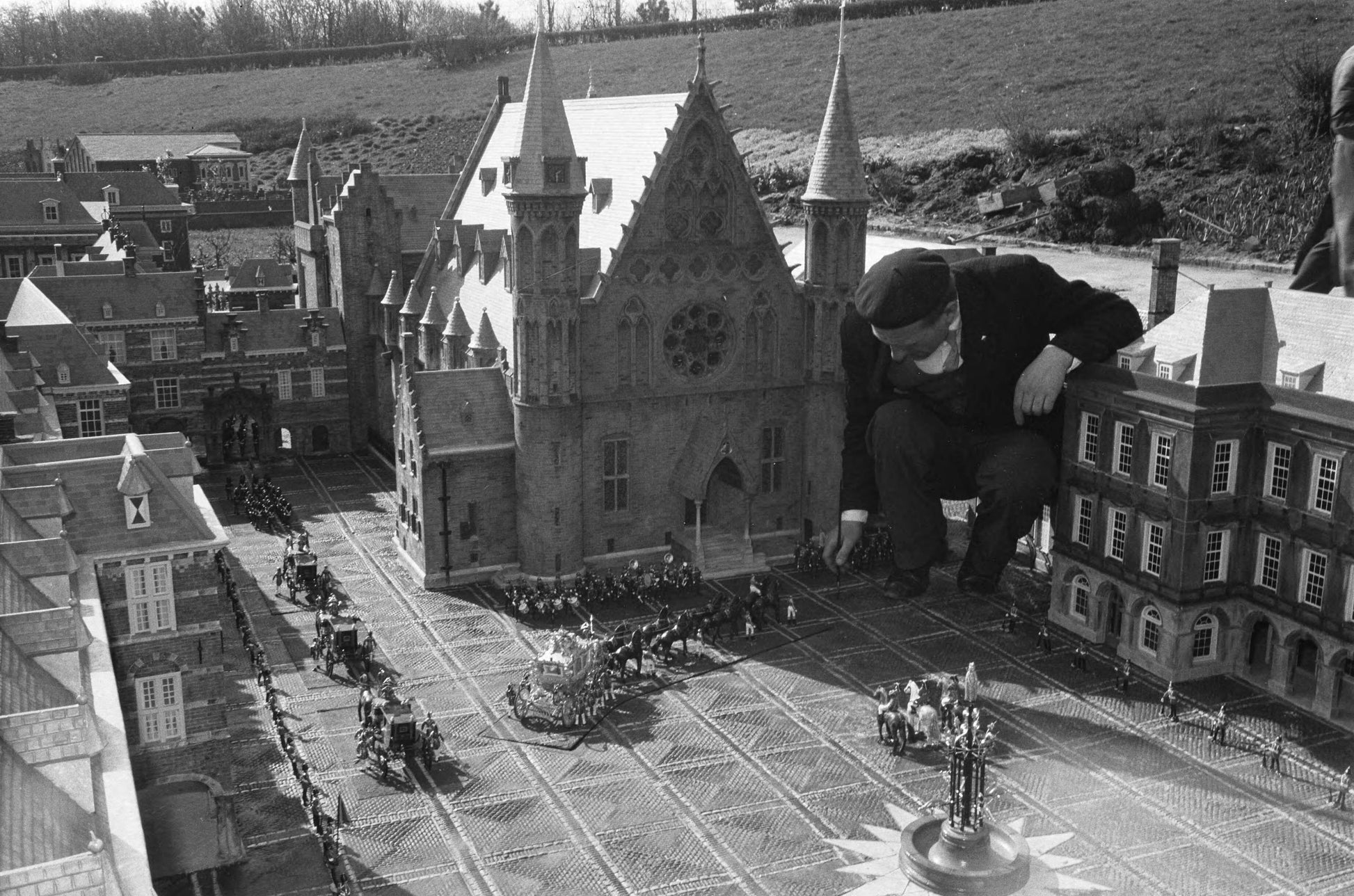 Zwart-witfoto uit 1961 van voorbereidingen voor de opening van Madurodam in Den Haag.