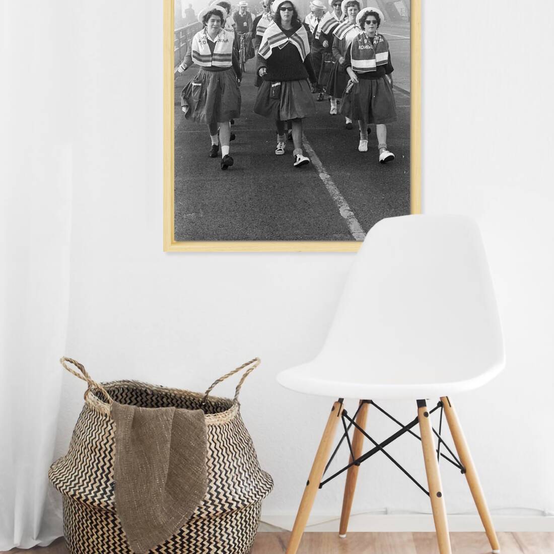 Zwart-witfoto uit 1962 van wandelaars van de Vierdaagse op de Waalbrug in Nijmegen. – canvas naturel baklijst in keuken
