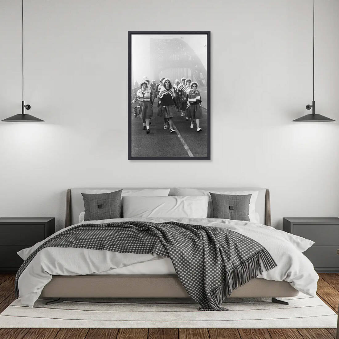 Zwart-witfoto uit 1962 van wandelaars van de Vierdaagse op de Waalbrug in Nijmegen. – canvas zwarte baklijst in slaapkamer