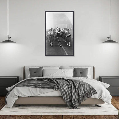Zwart-witfoto uit 1962 van wandelaars van de Vierdaagse op de Waalbrug in Nijmegen. – canvas zwarte baklijst in slaapkamer