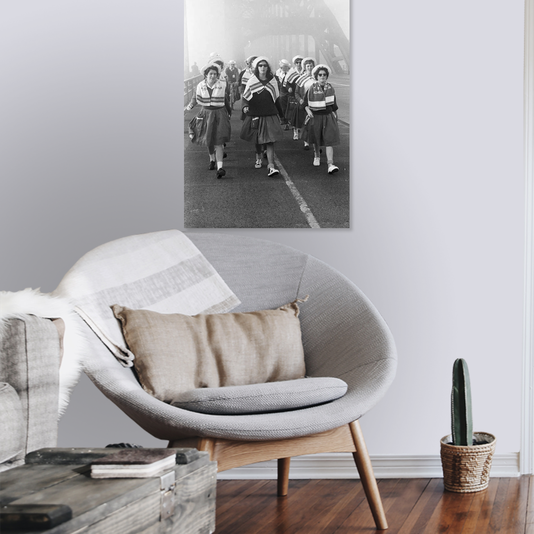 Zwart-witfoto uit 1962 van wandelaars van de Vierdaagse op de Waalbrug in Nijmegen. – canvas zonder lijst in leeshoek