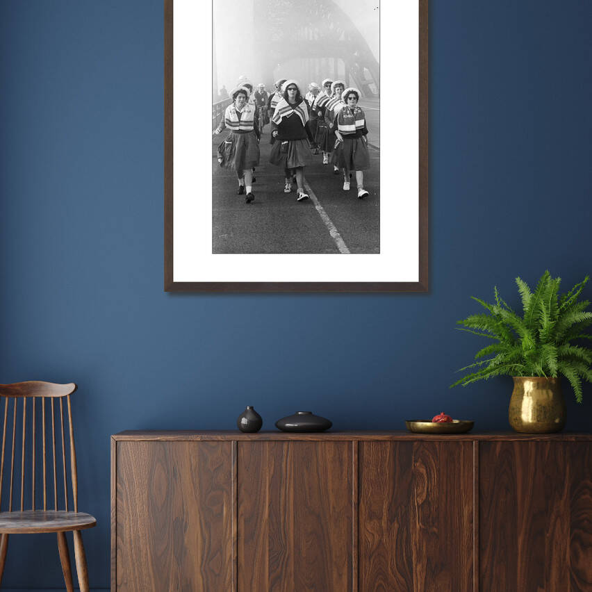 Zwart-witfoto uit 1962 van wandelaars van de Vierdaagse op de Waalbrug in Nijmegen. – donkerbruine wissellijst in woonkamer